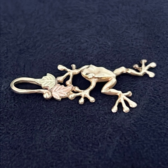 10k Gold Frog Pendant - Picture 2 of 5